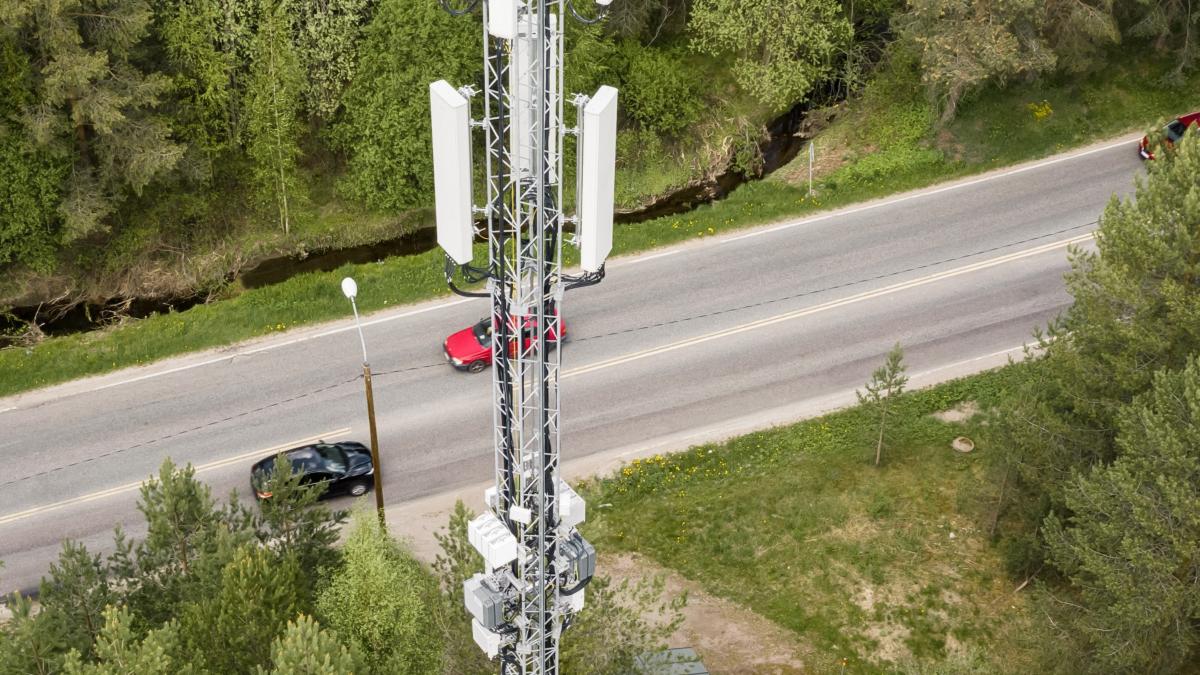 5G-antenni ja maantie metsäisessä maisemassa Lahdessa.