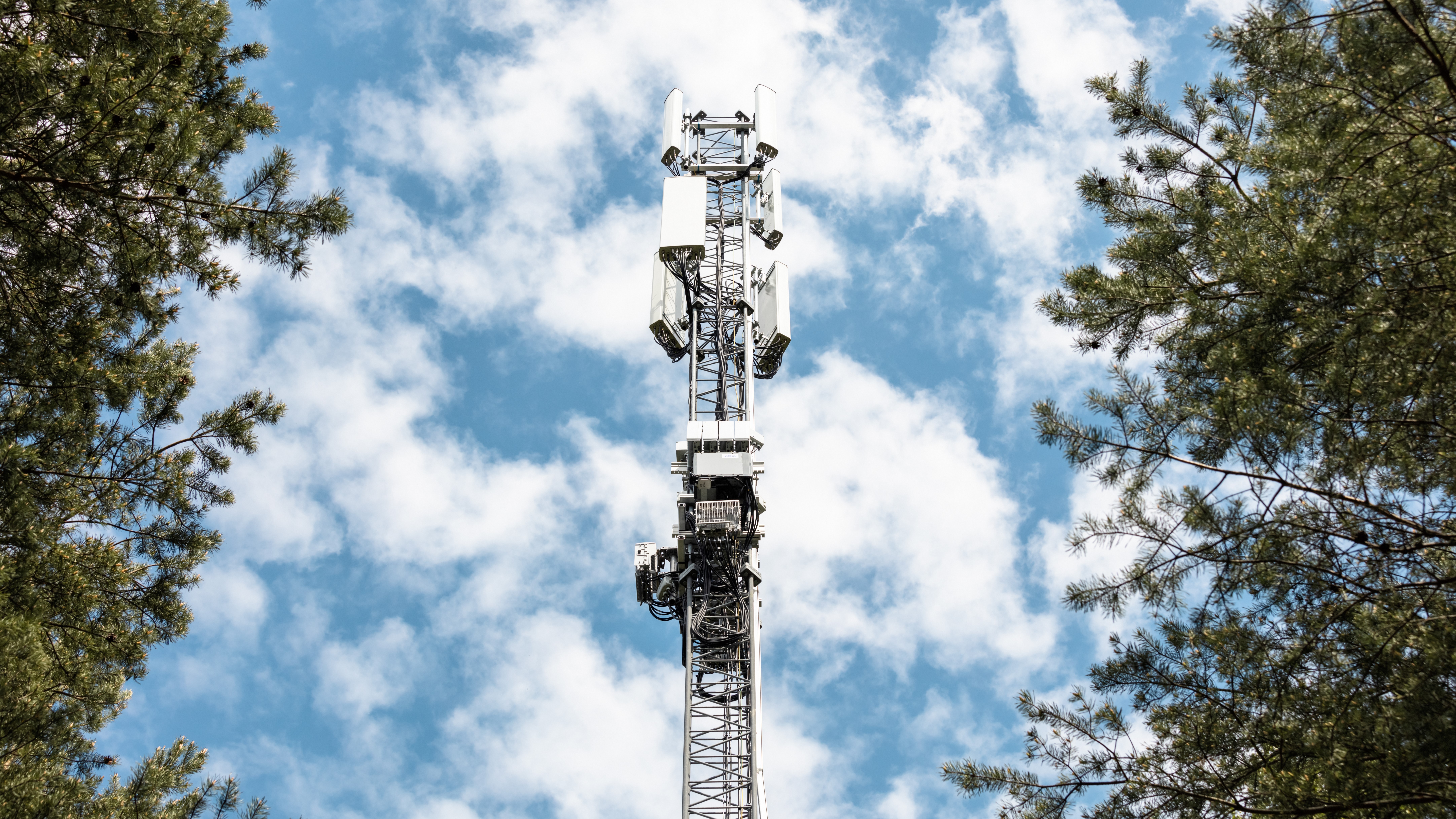 5G-antenn och moln i Lahtis. (Bild: Tuomas Uusheimo/Keksiagency)