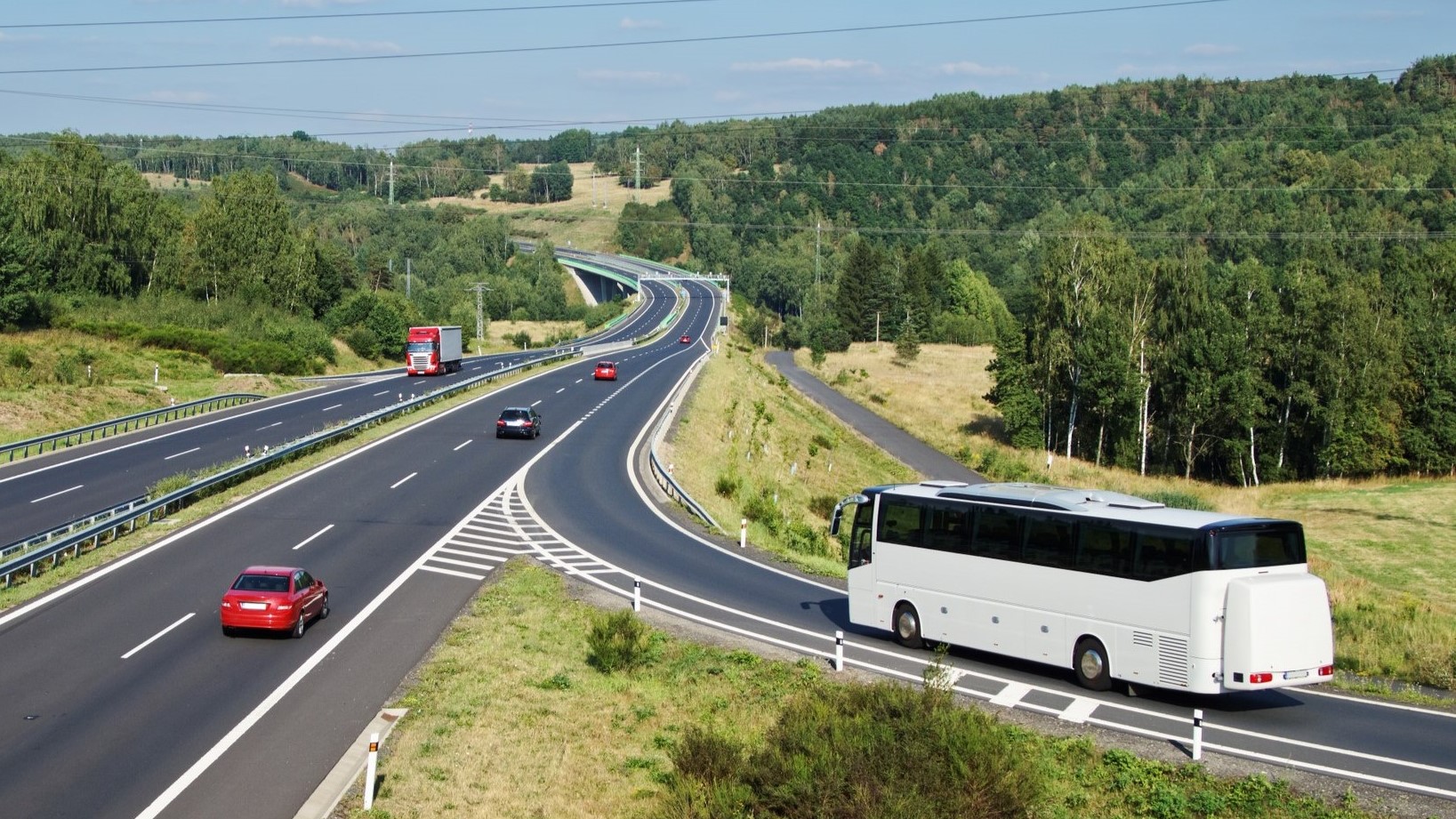 Bussi ja autoja tiellä. (Kuva: Shutterstock)