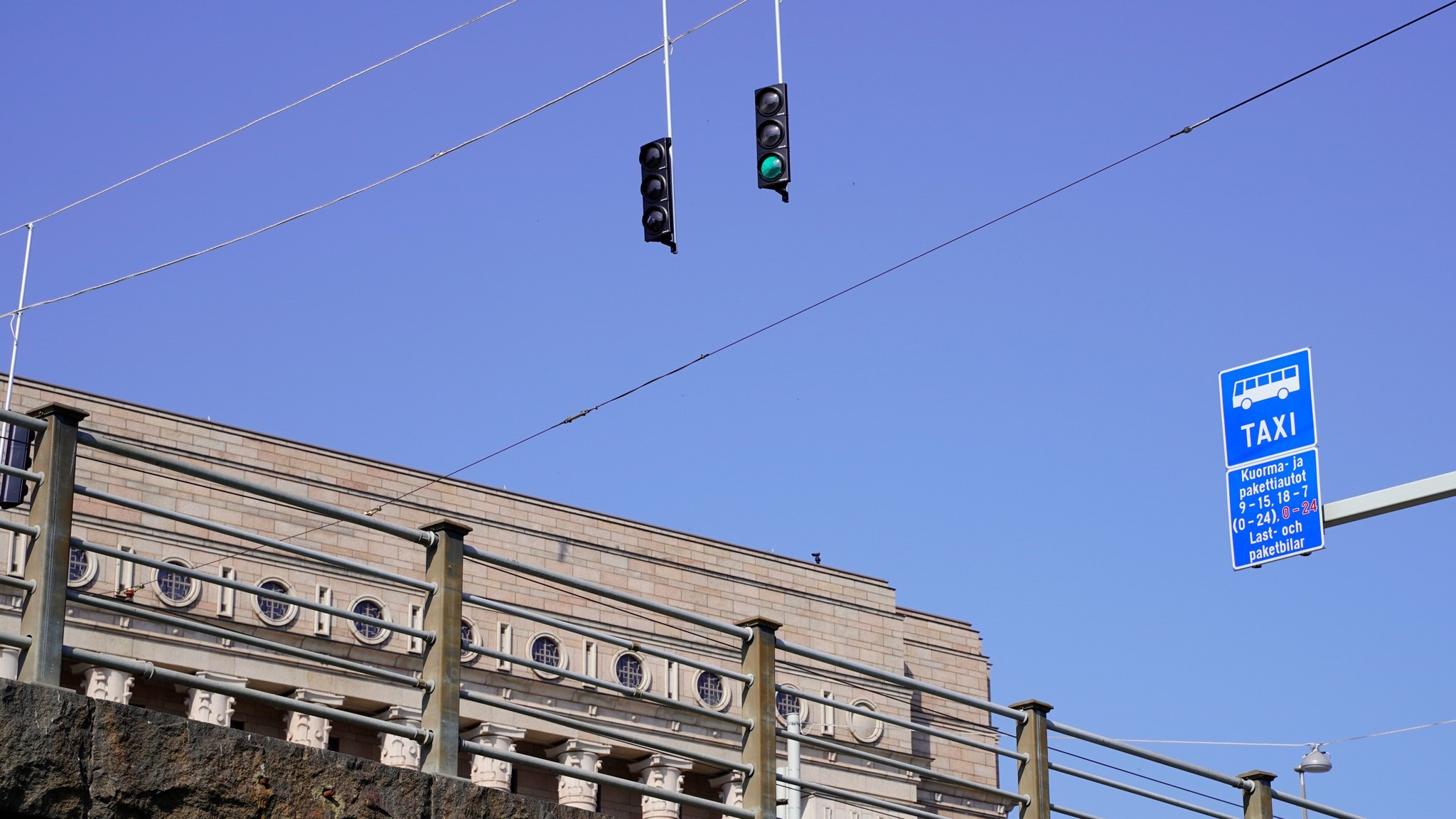 Liikennemerkkejä ja -valoja. (Kuva: LVM)