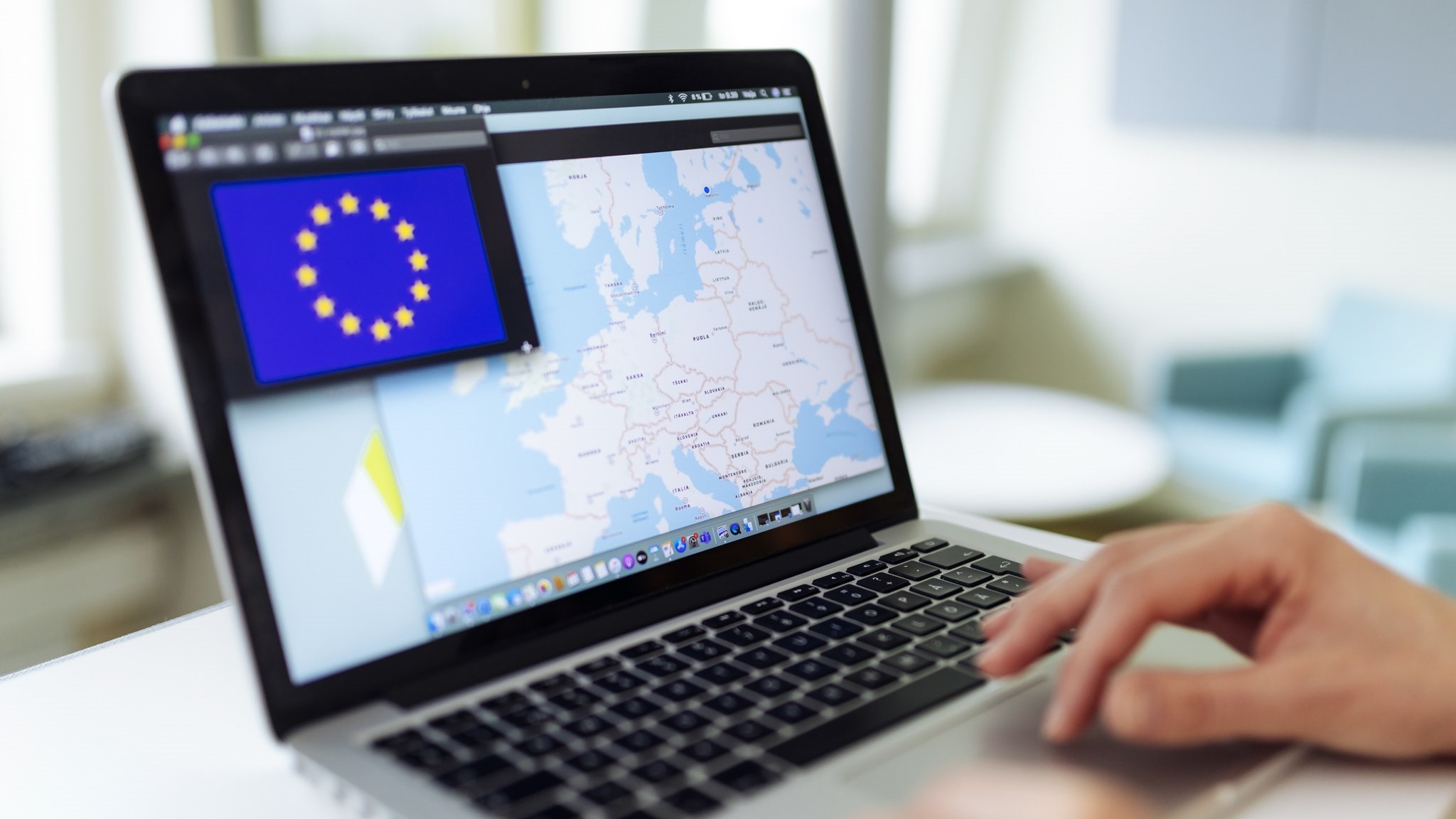 En Europakarta och EU:s flagga på en datorskärm. (Bild: Mika Pakarinen, Keksi /LVM)