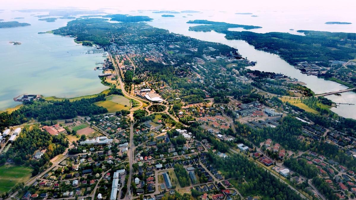 Flygbild över Mariehamn i soligt väder.