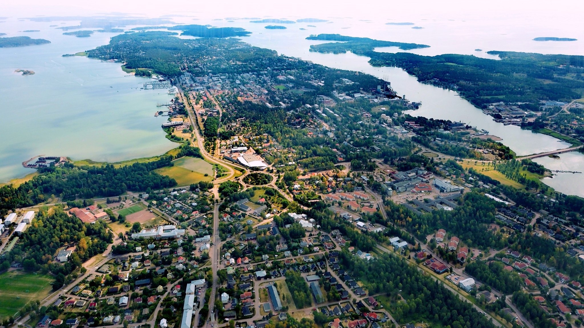 Ilmakuva Maarianhaminasta kesällä. (Kuva: Tobias_Karlsson / Shutterstock)