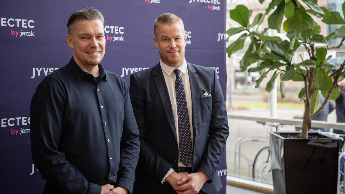 Tero Kokkonen, direktör för Jyväskylä yrkeshögskolas IT-institut (till vänster) och Janne Allonen, statens biträdande cybersäkerhetsdirektör vid kommunikationsministeriet.