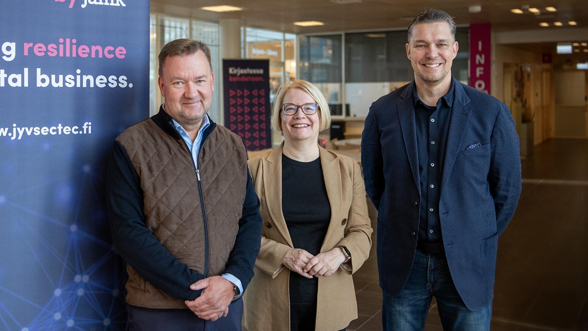 Valtion kyberturvallisuusjohtaja Rauli Paananen (vas.), liikenne- ja viestintäministeriön kansliapäällikkö Minna Kivimäki ja Jamkin IT-instituutin johtaja Tero Kokkonen.