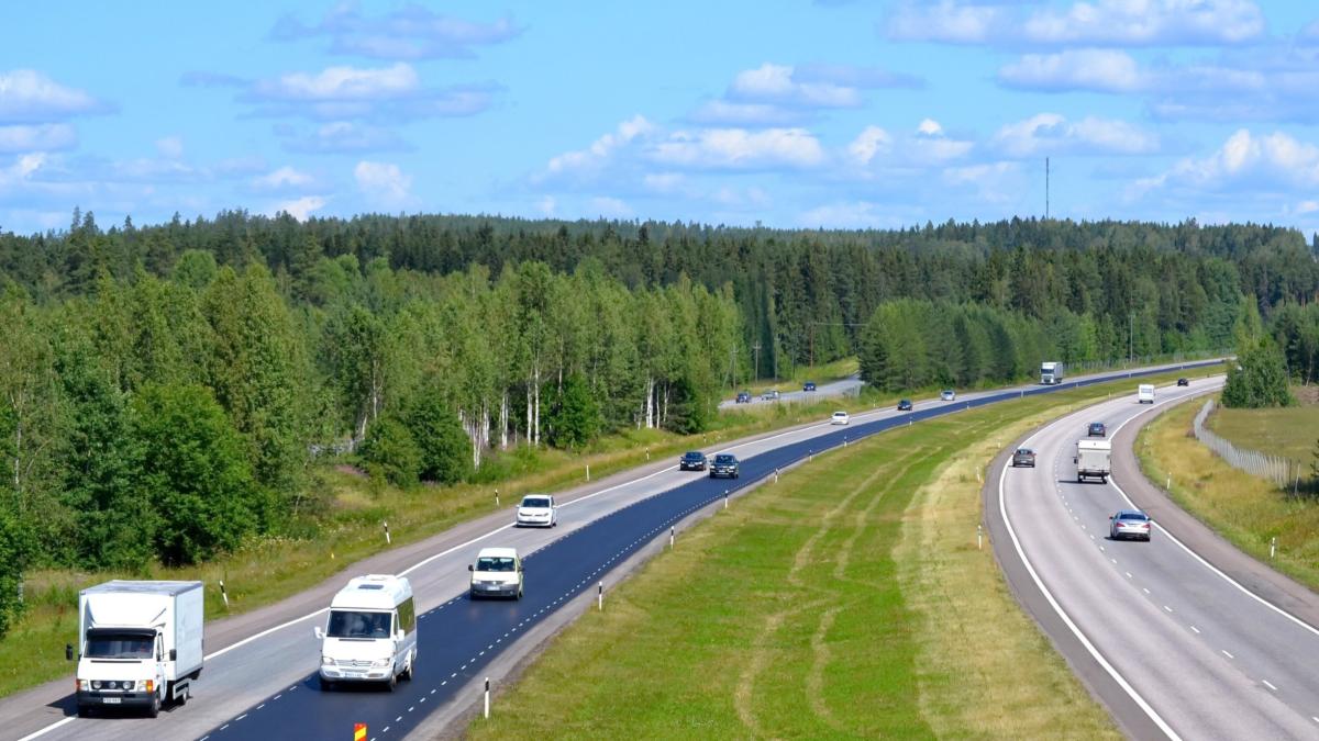 Tieliikennettä kesäisessä maisemassa Nurmijärvellä.