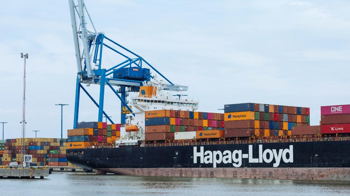 Konttialus satamassa.