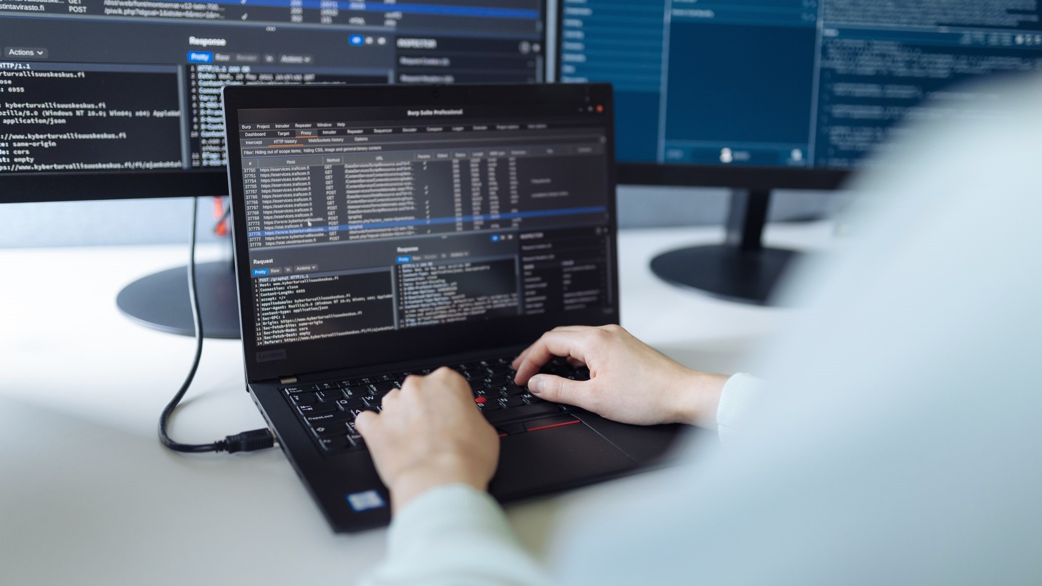 Ihminen käyttää tietokonetta. (Kuva: Mika Pakarinen, Keksi/LVM)