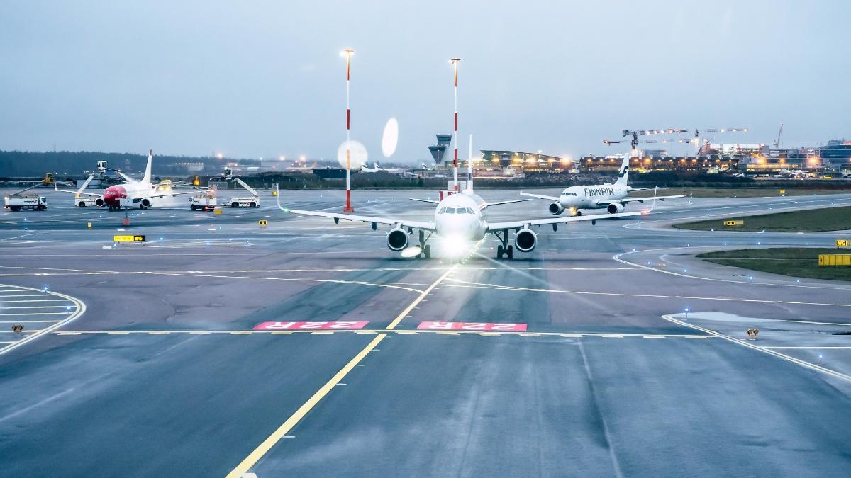 Lentokoneita kiitoradalla pilvisenä päivänä.