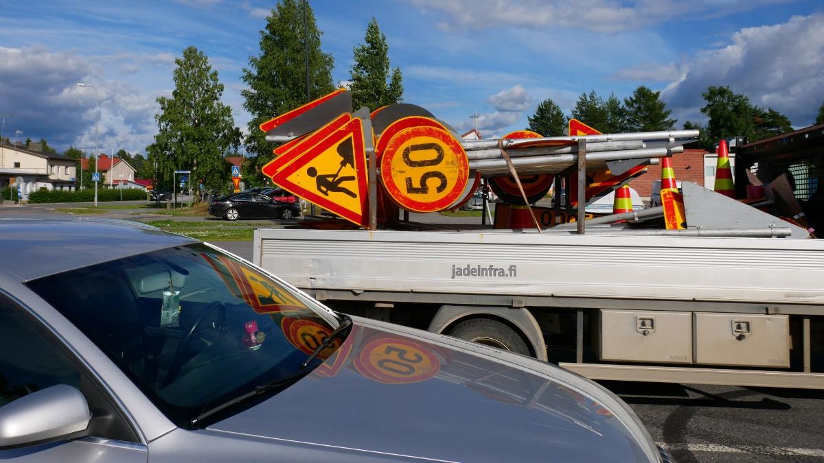 Liikennemerkkejä kuorma-auton lavalla aurinkoisessa säässä.