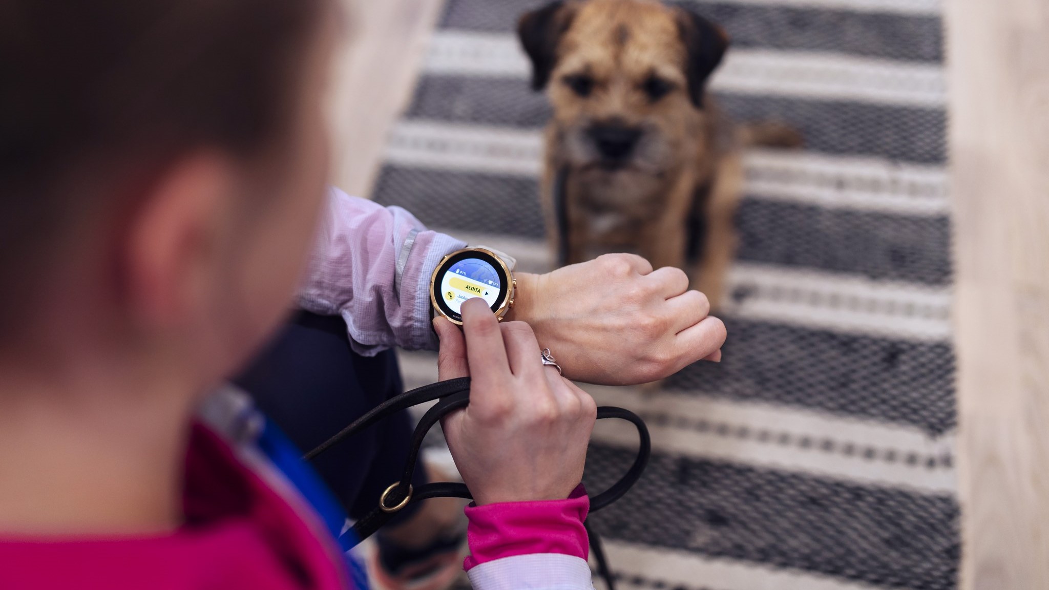 Ihminen lähdössä lenkille koiran kanssa, kädessä älykello. (Kuva: Mika Pakarinen, Keksi/LVM)