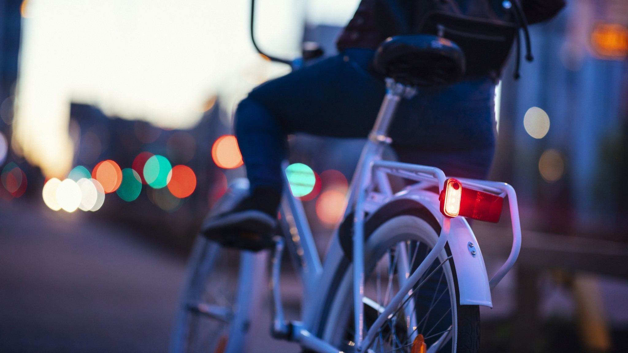 Polkupyörän punainen takavalo. (Kuva: Mika Pakarinen, Keksi / LVM)