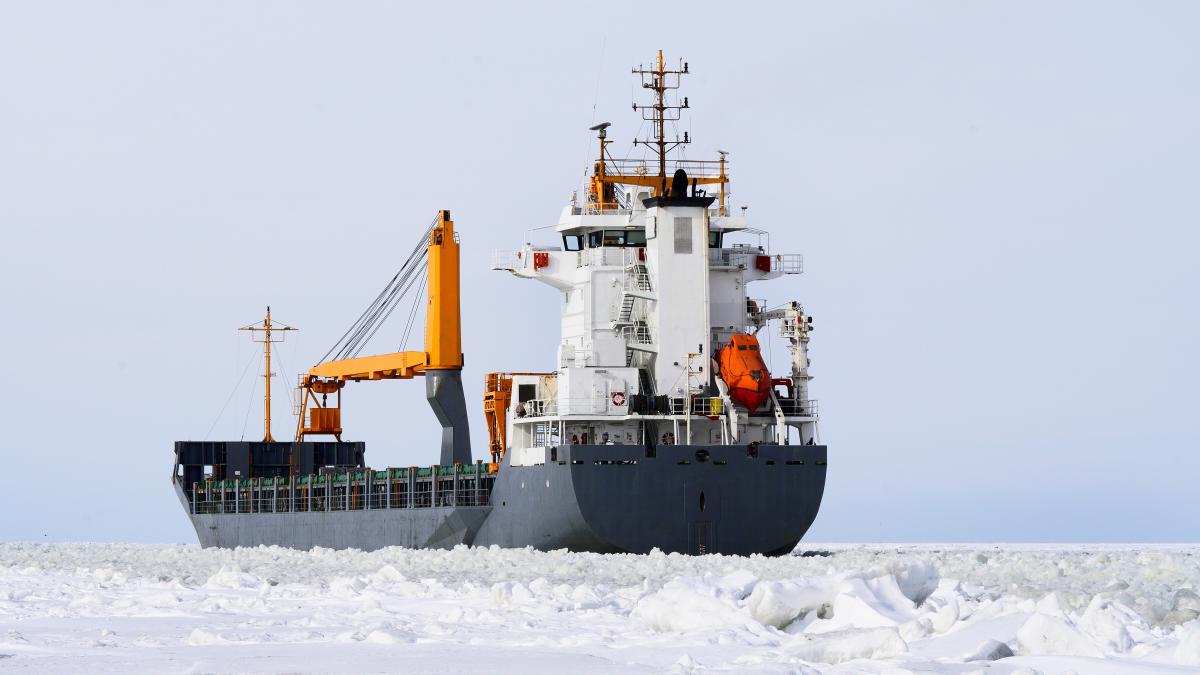 Rahtialus jäisellä merellä.