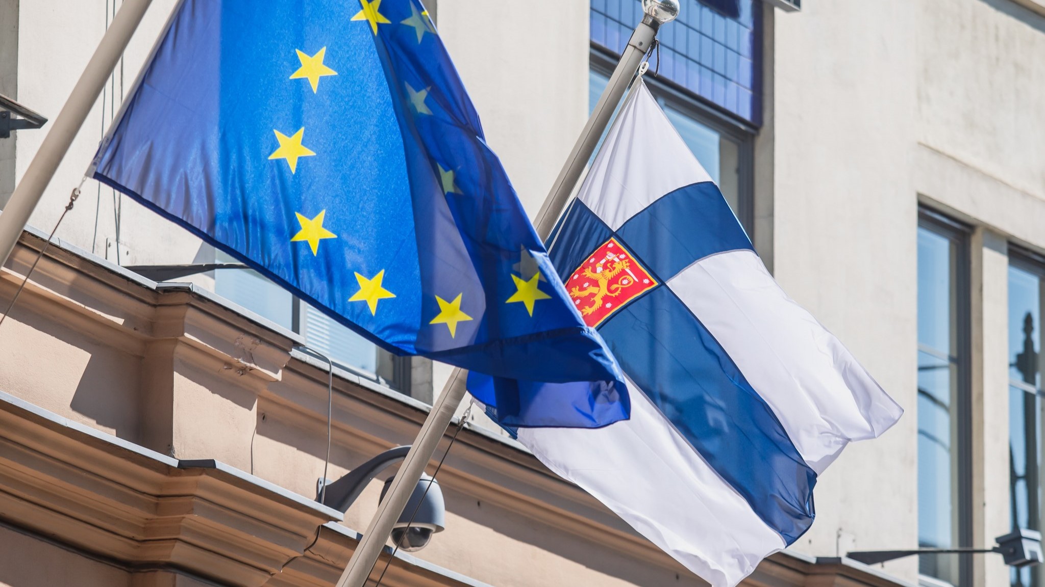 Suomen ja EU:n liput. (Kuva: Shutterstock)