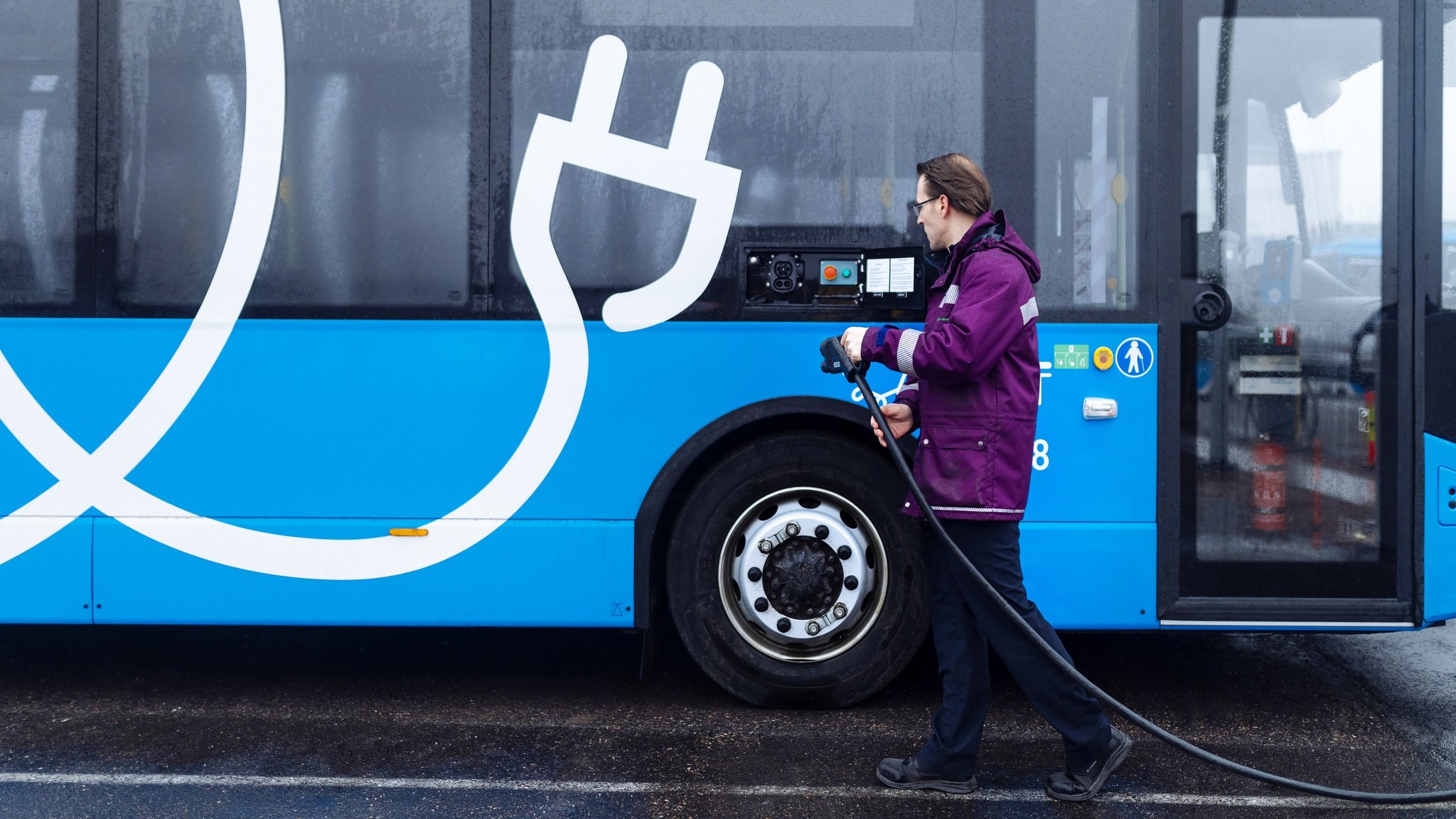 Sähköbussin lataus. (Kuva: Mika Pakarinen, Keksi / LVM)