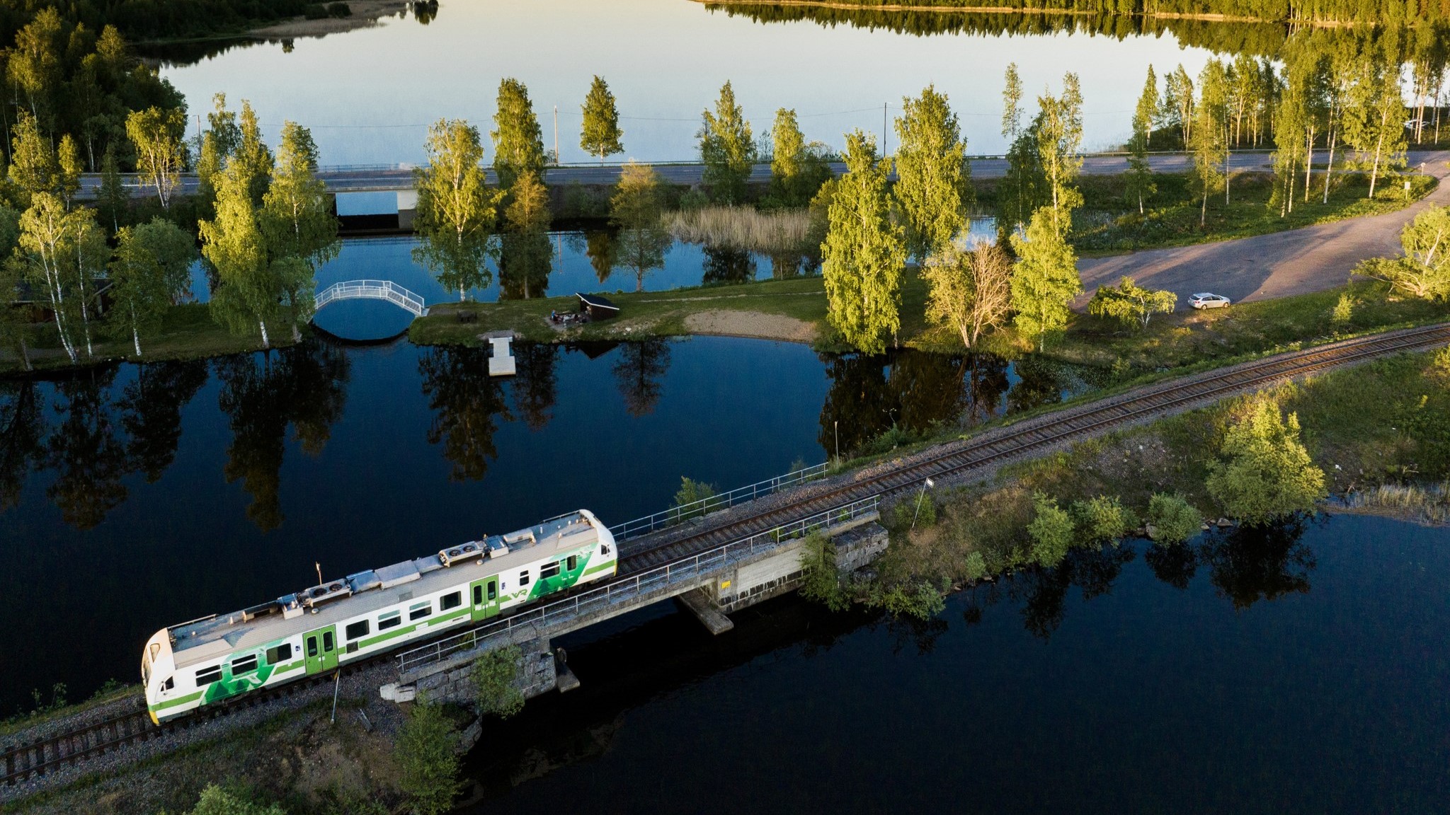 Taajamajuna sillalla Parikkalassa. (Kuva: Markus Pentikäinen, Keksi/LVM)