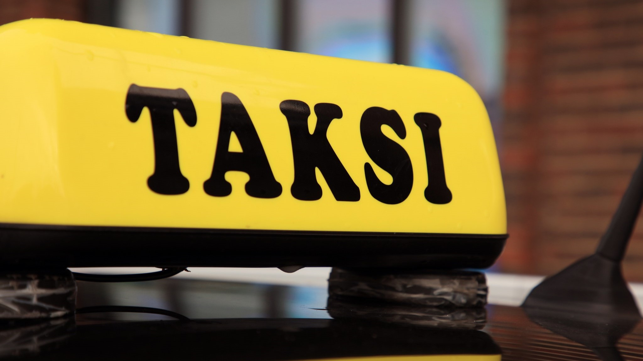 Taxi sign on a car roof. (Kuva: Shutterstock)