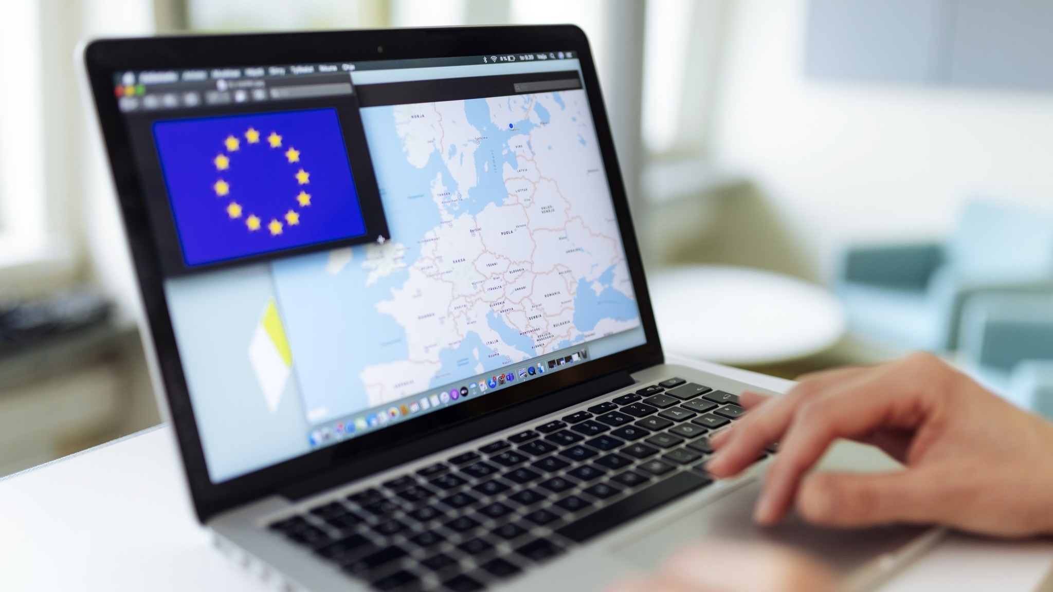 EU:n lippu ja kartta tietokoneen näytöllä. (Kuva: Mika Pakarinen, Keksi/LVM)