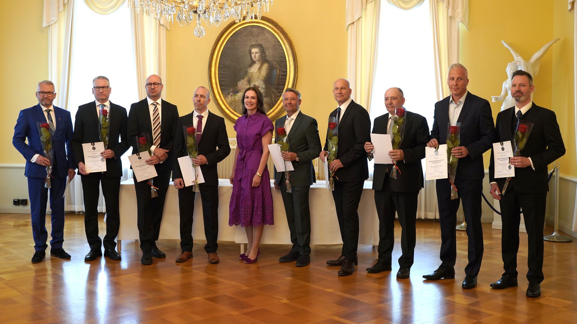Kommunikationsminister Lulu Ranne och mottagarna av förtjänstmedaljen. (Bild: LVM)