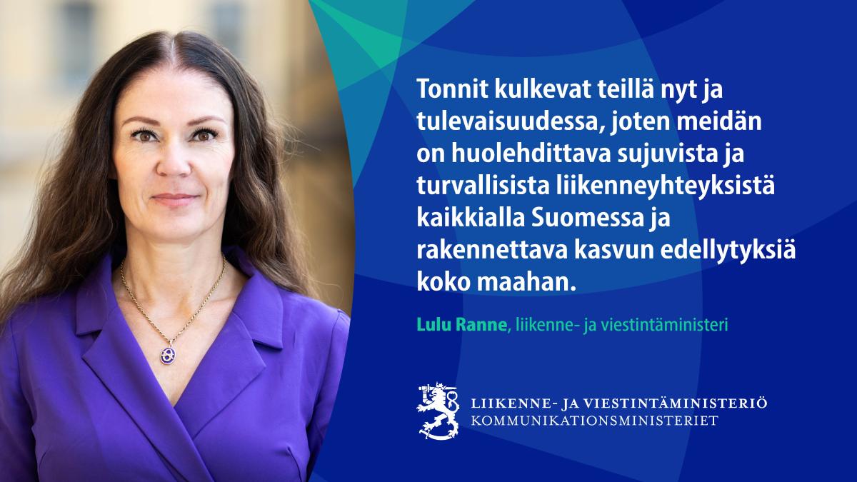 Liikenne- ja viestintäministeri Lulu Ranne katsoo kameraan hymyillen violetissa mekossa.