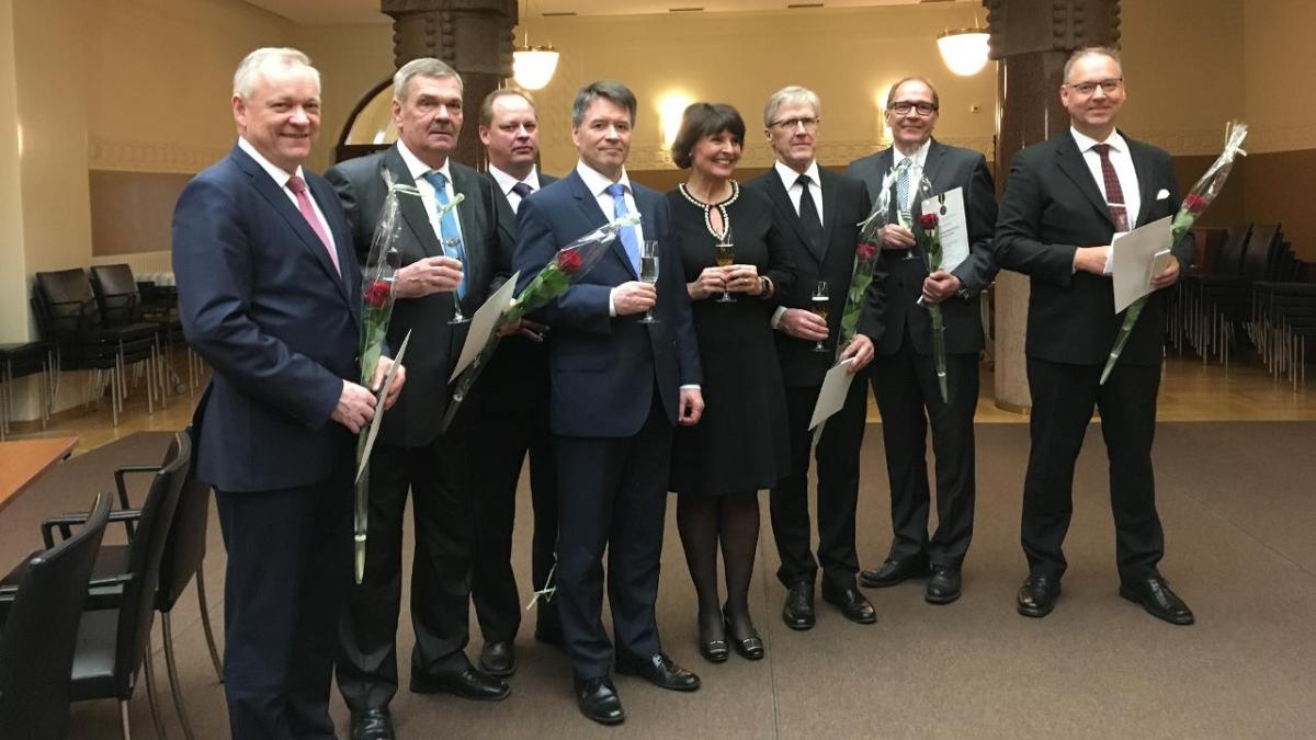 Ansiomitalin saajat ja ministeri Berner 4.5.2018 (Kuva: LVM)