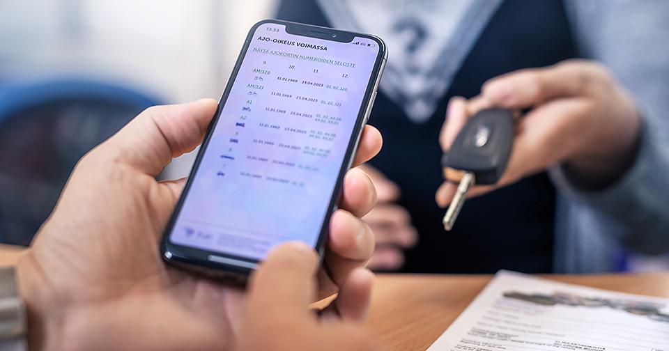 Ett digitalt körkort (Bild: Trafi/Matti Immonen)