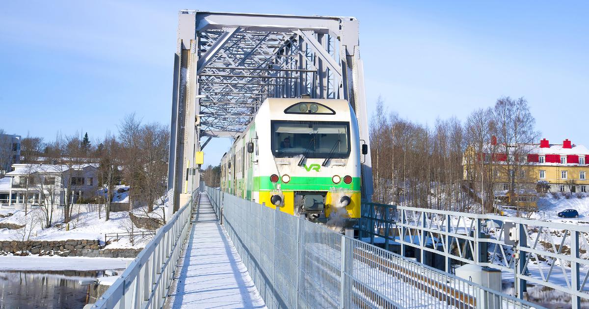 A passenger train on a bridge in Savonlinna (Photo: Shutterstock)