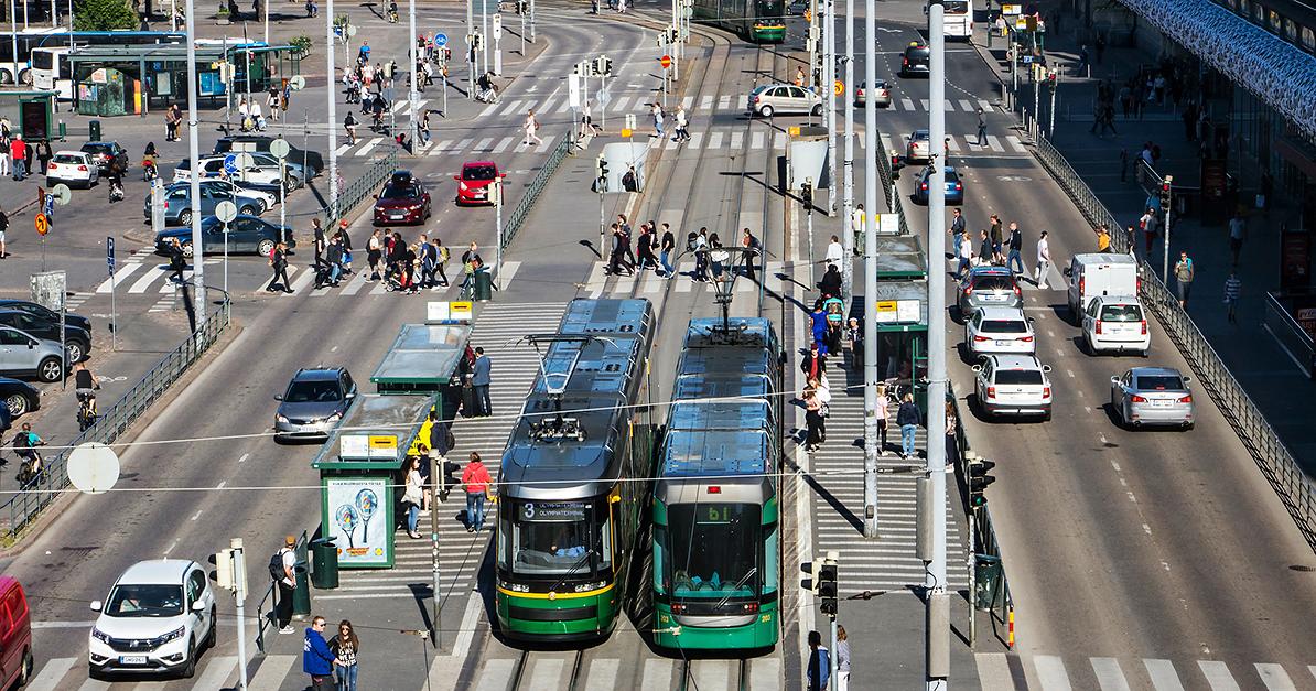 Liikennettä Helsingissä päärautatieaseman edustalla. (Kuva: Milkovasa / Shutterstock)