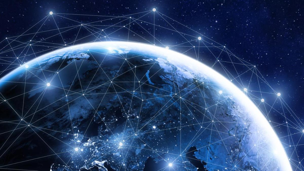 Maapallo ja satelliittien verkosto. Suomessa kehitetään korkeatasoisia ratkaisuja avaruuden tutkimiseen ja hyödyntämiseen (Kuva: Shutterstock.com)
