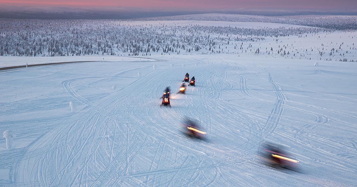 Moottorikelkat jäällä. (Kuva: Shutterstock)