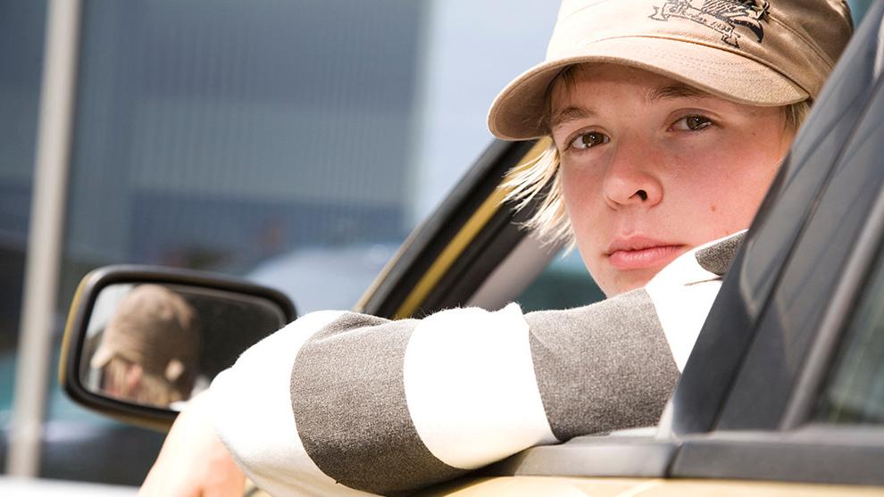 Nuori mies ja auto. (Kuva: Rodeo - Juha Tuomi)