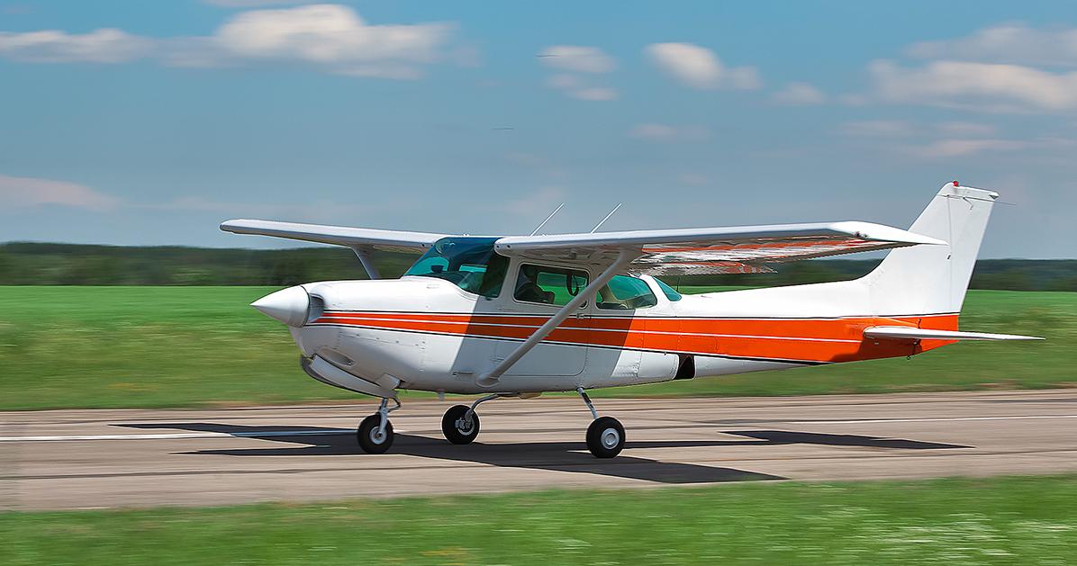 Pienlentokone kentällä (Kuva: Shutterstock)