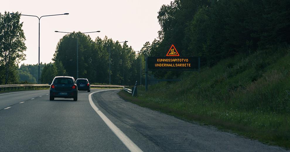 Tie, auto, varoitusmerkki (Kuva: Rodeo / Juha Tuomi)