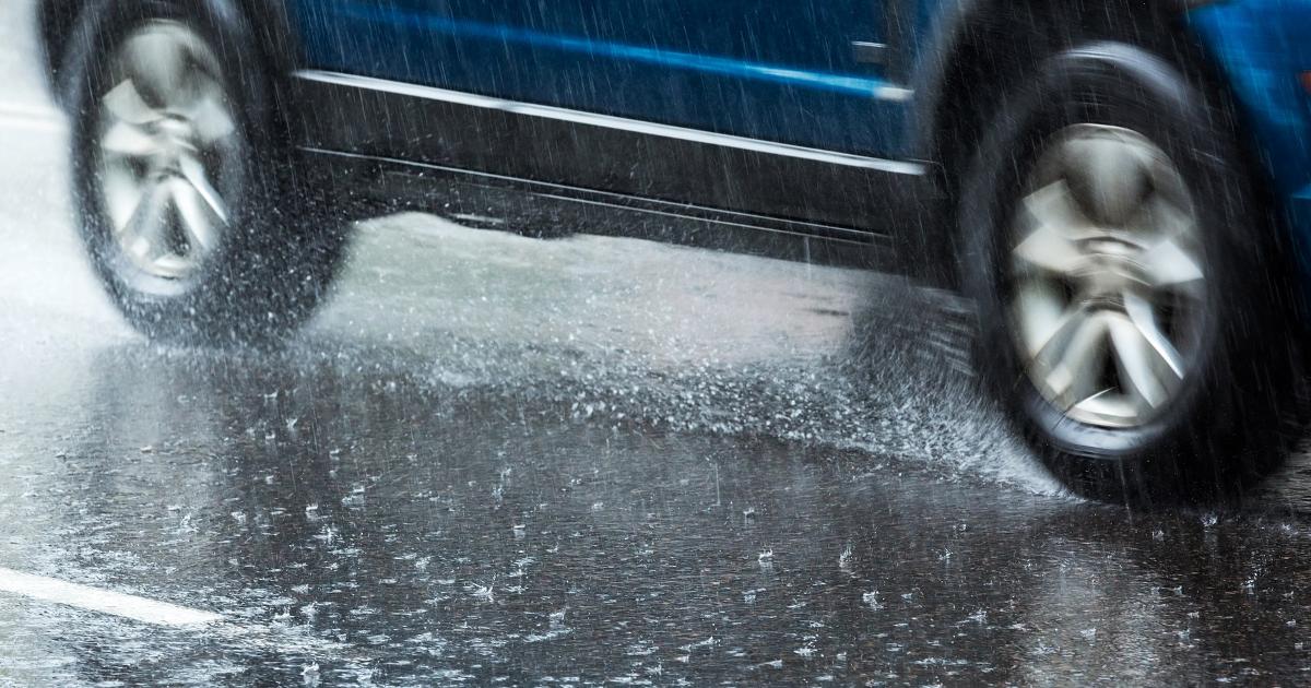 Asfaltti sateessa ja auton renkaat. (Kuva: LVM / Shutterstock)