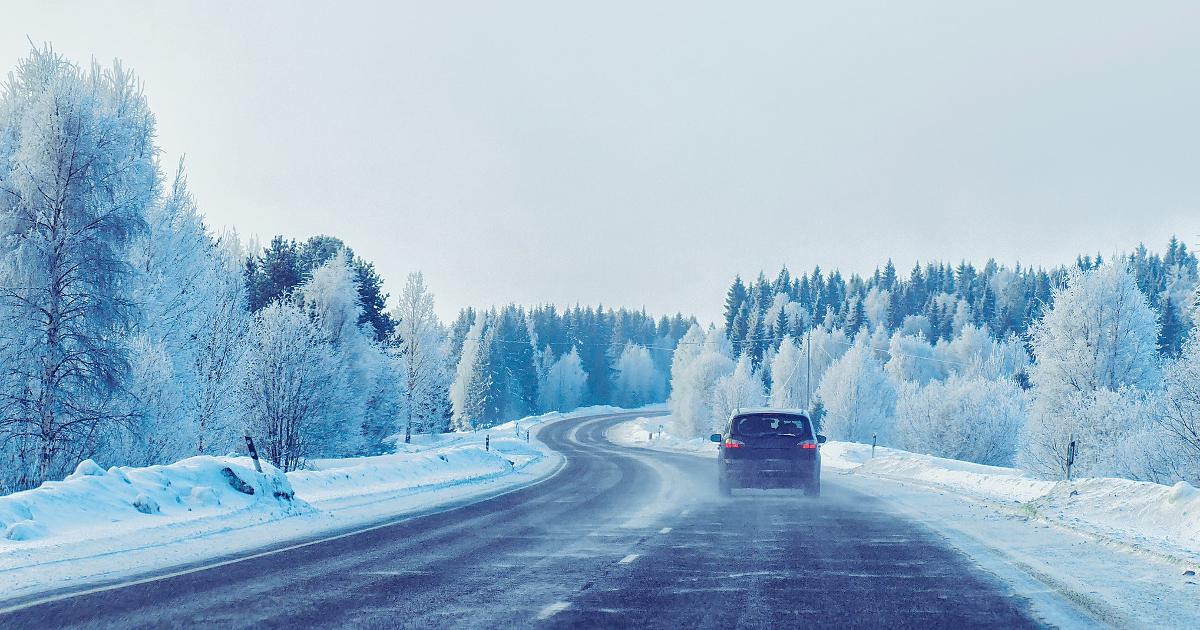 Auto talvisella tiellä Lapissa (Kuva:Shutterstock)