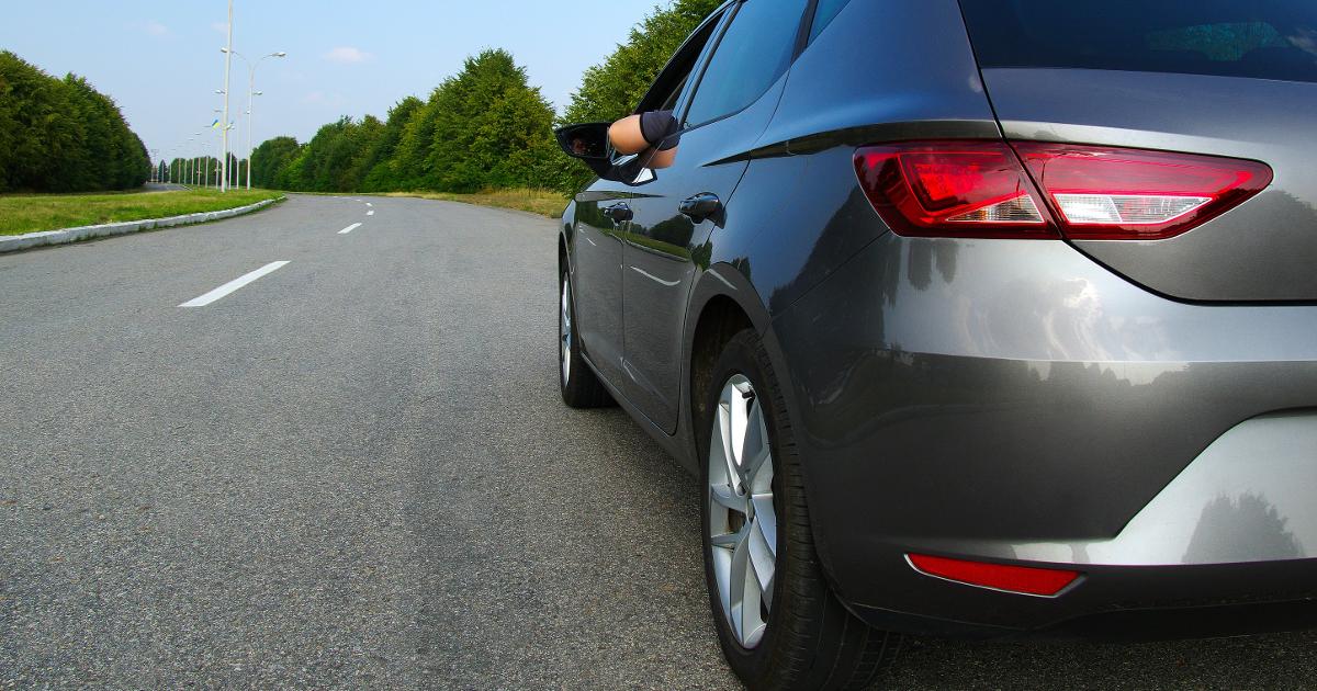 Harmaan henkilöauton takavalo (Kuva: Shutterstock)