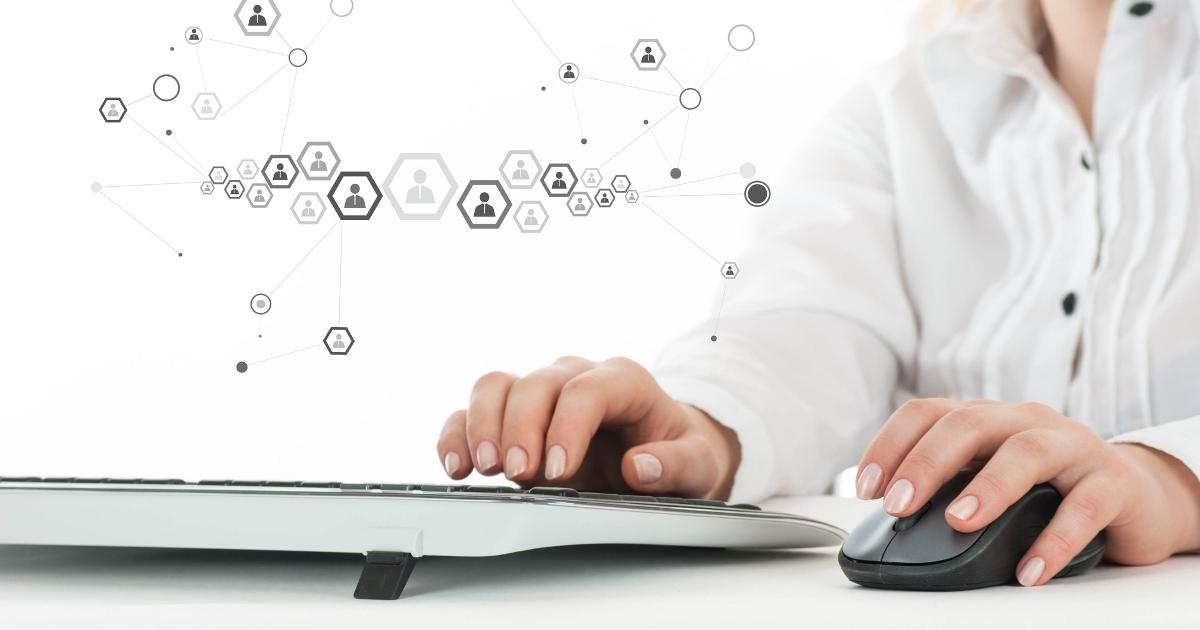 Kuvituskuva, nainen työskentelee tietokoneella (Kuva: Shutterstock)