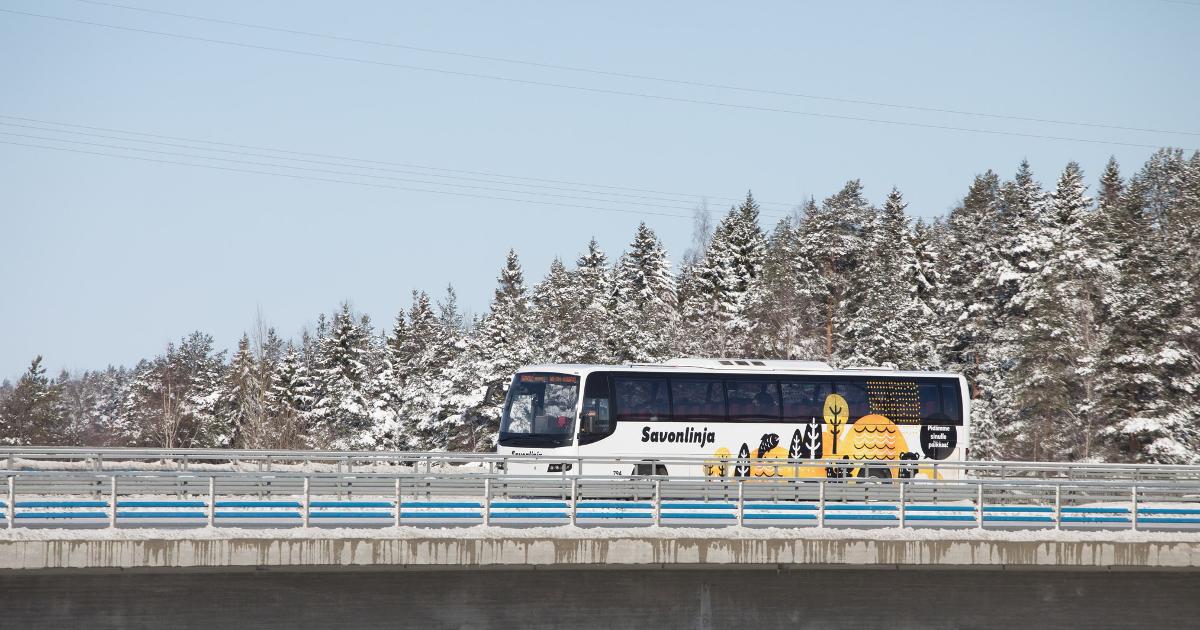 Buss på vägen på vinter (Bild: Juha Tuomi)