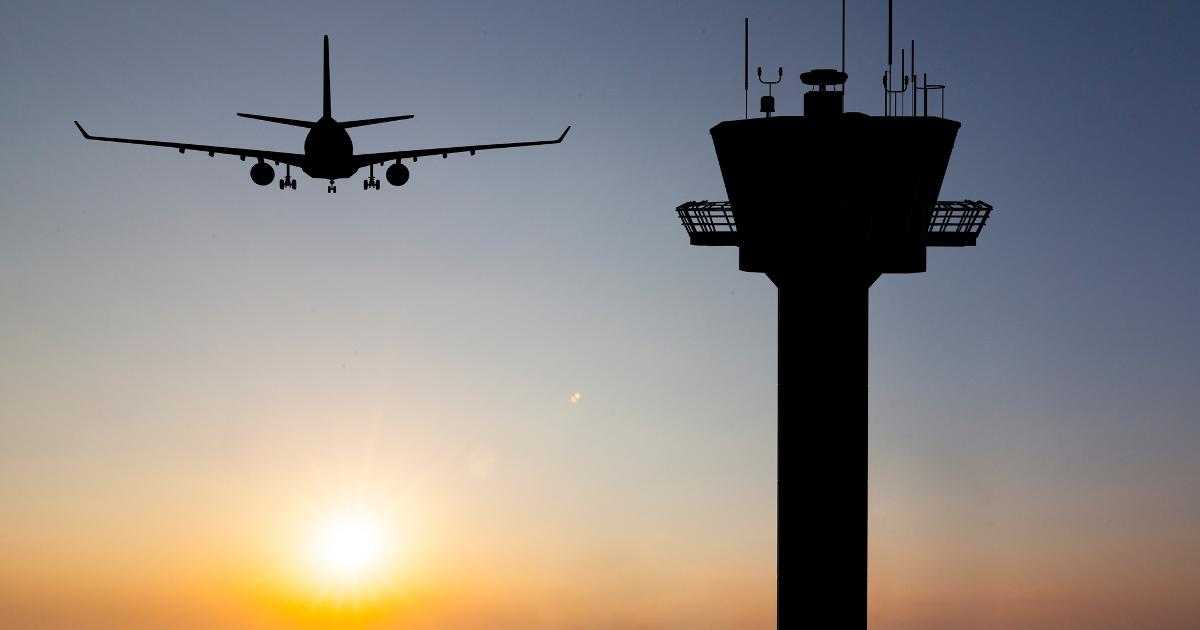 Lentokone ja lennonjohtotorni. Kuva: LVM/Shutterstock