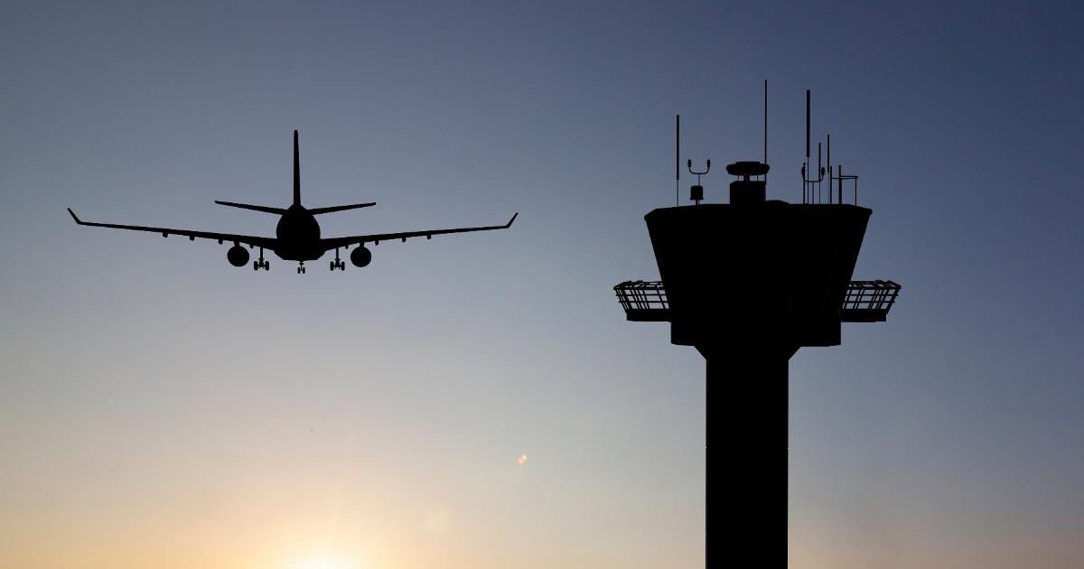Lentokone ja lennonjohtotorni (Kuva: Shutterstock)
