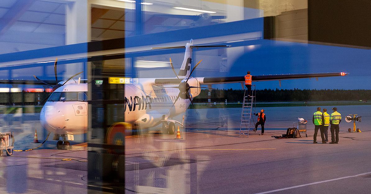 Lentokonetta valmistellaan lähtöön Kemin lentoasemalla. (Kuva: Lasse Hendriks / Shutterstock)