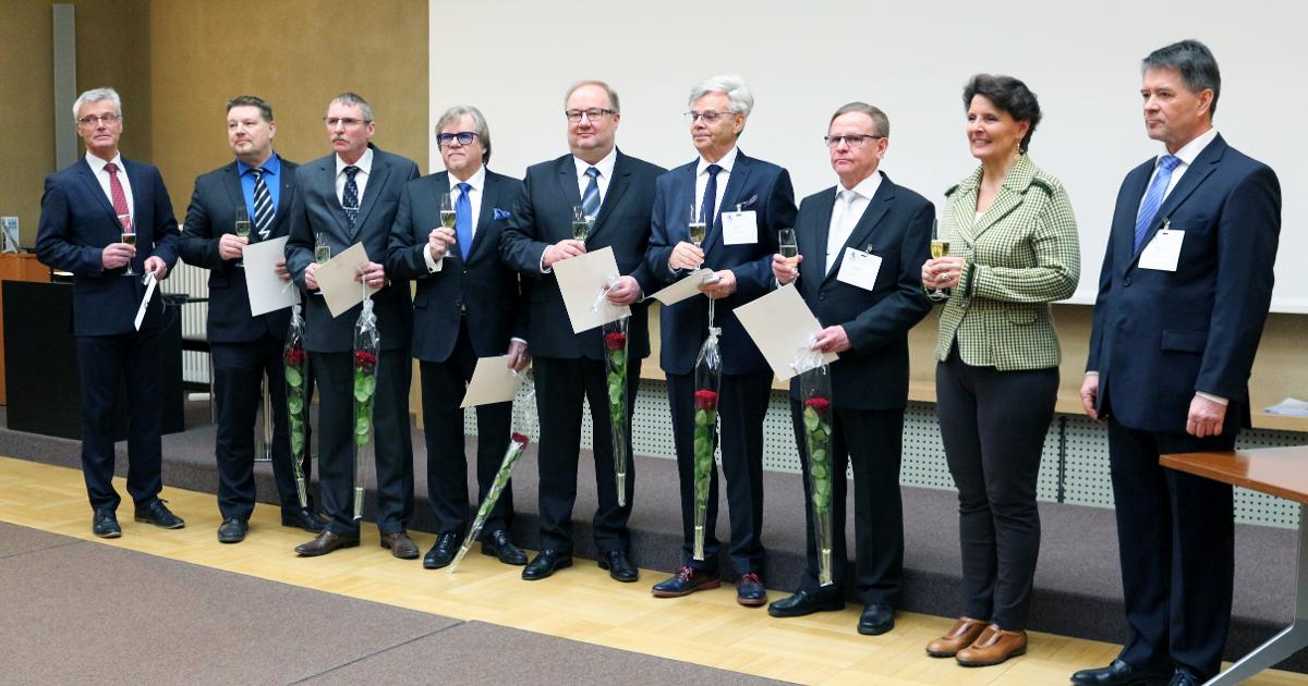 Moottoriliikenteen ansiomitalistit ja ministeri Anne Berner mitalienjakotilaisuudessa 5.4.2019 (Kuva: LVM)