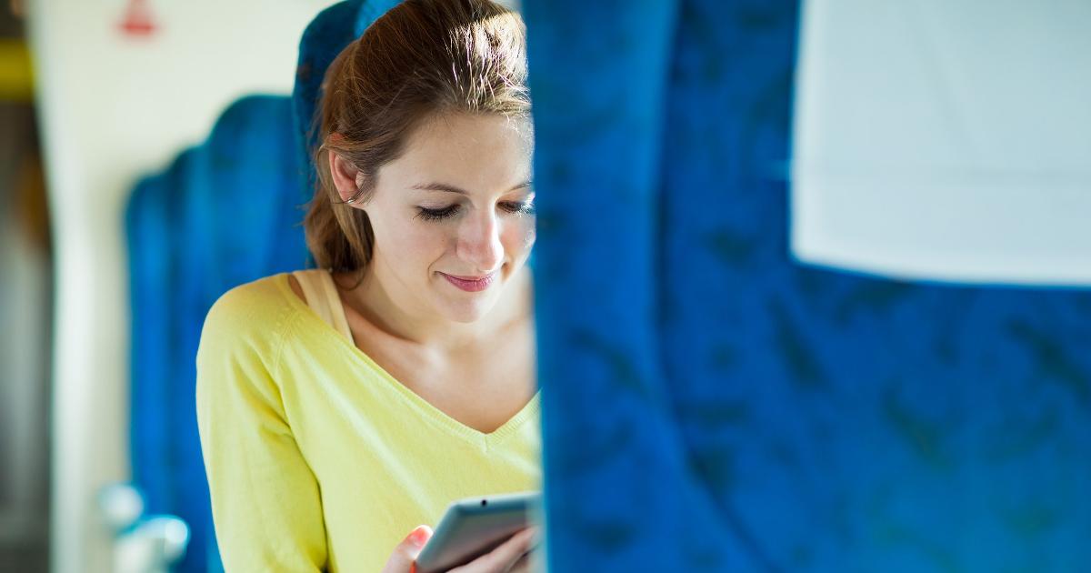 Nainen selaa iPadia junassa (Kuva: Shutterstock)