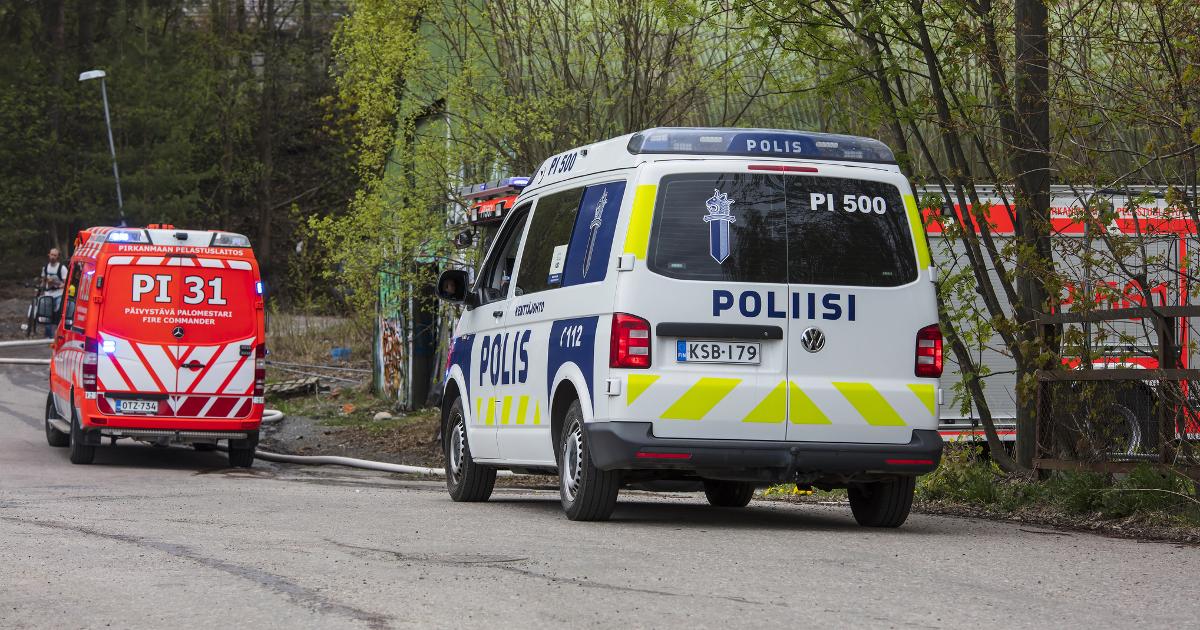 Poliisi ja ambulanssi onnettomuuspaikalla (Kuva: Shutterstock / Jarhe Photography)