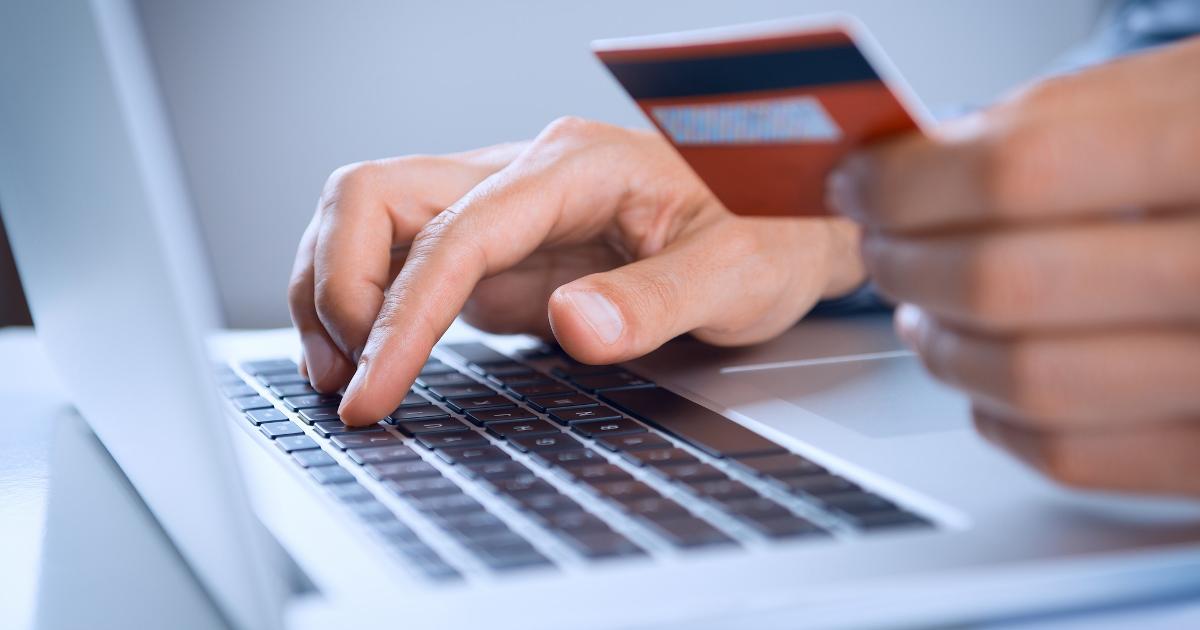 Verkko-ostoksen maksu kortilla ja tietokoneella (Kuva Shutterstock)