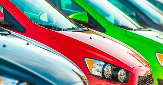 Värikkäitä autoja rivissä (Kuva: Shutterstock)