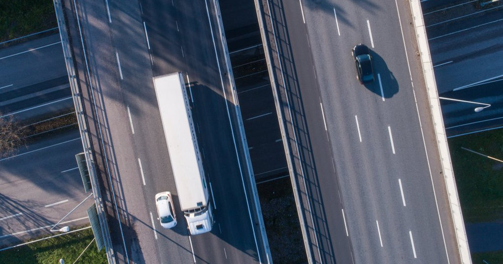 Autoja silllalla, kuvituskuva. (Kuva: Rodeo, Juha Lähde)