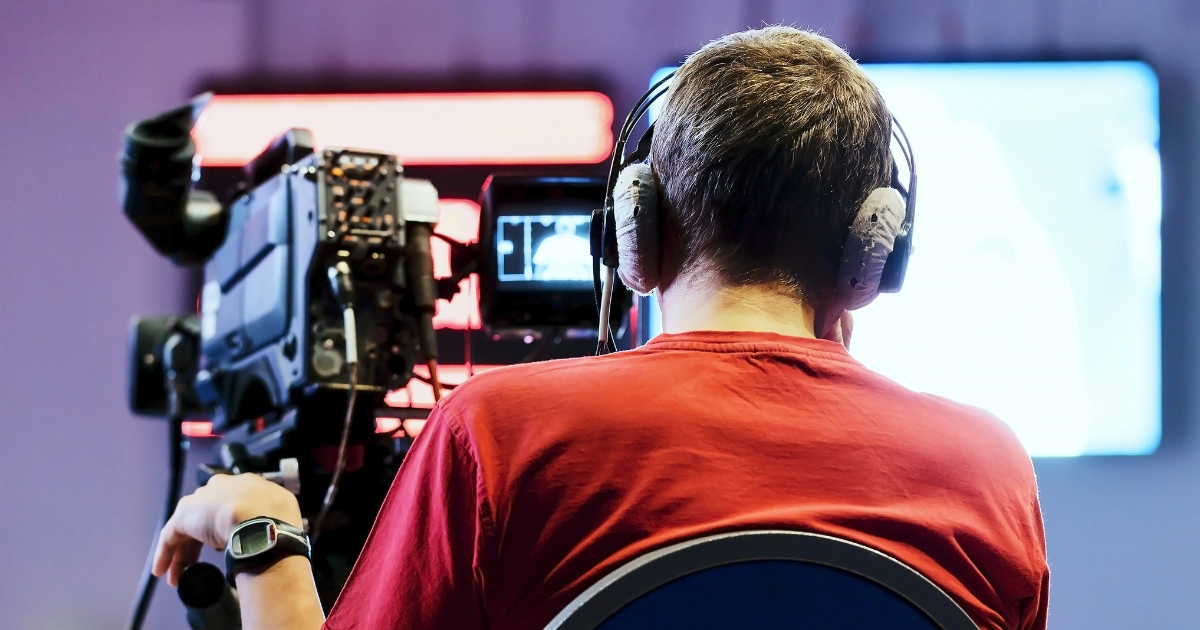 A man is filming a live broadcast (Photo: Shutterstock)