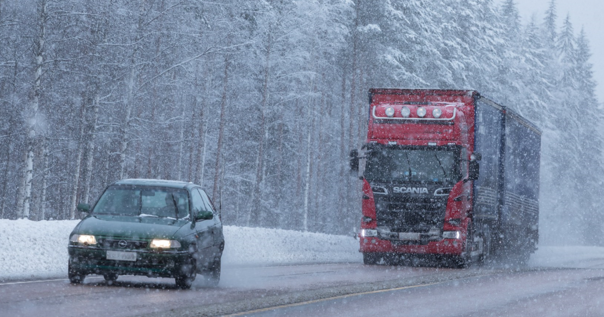 Rekka ja henkilöauto lumisateessa (Kuva: Juha Tuomi)