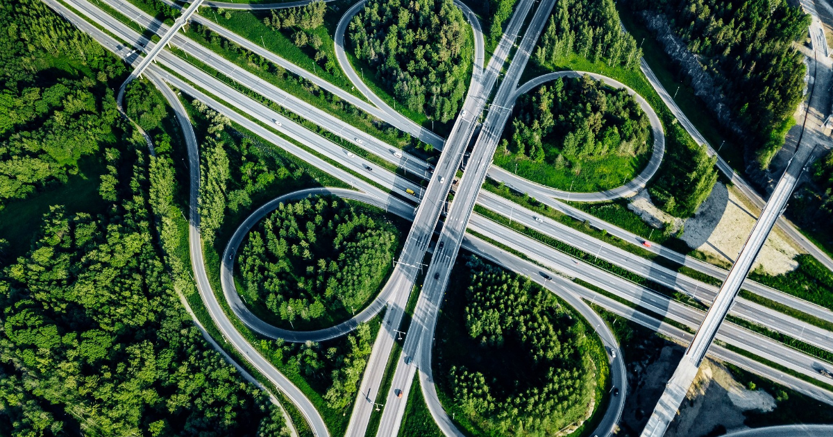 Moottoritie kuvattuna ilmasta. [Kuva: Shutterstock]